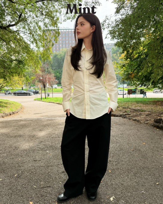 Freenbeck33's tweet photo. OMG, her outfit 😭 I’m dying, she looks absolutely gorgeous!! 🫠

#TodsSS27 #Tods 
#BeckyxMFWTodsSS27
#beckysangels‌ 
#MintNews https://t.co/afnMpTcNs5