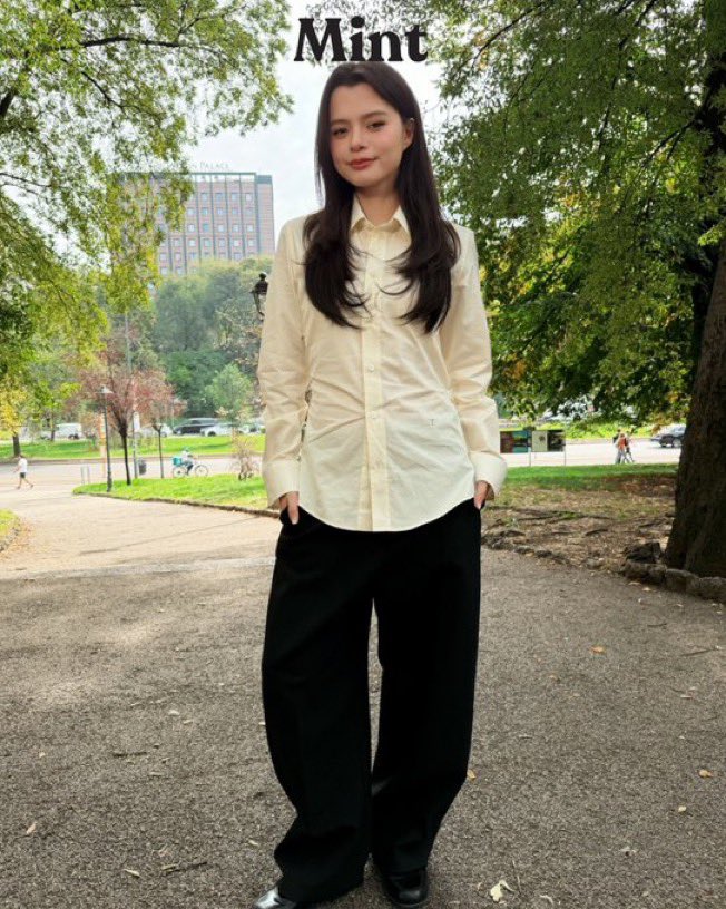 Freenbeck33's tweet photo. OMG, her outfit 😭 I’m dying, she looks absolutely gorgeous!! 🫠

#TodsSS27 #Tods 
#BeckyxMFWTodsSS27
#beckysangels‌ 
#MintNews https://t.co/afnMpTcNs5