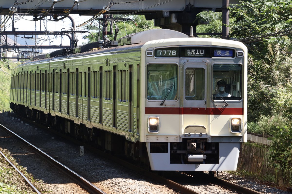 tozai_line05's tweet photo. 京王線撮影2〜2026/09/24〜
めじろ台駅にて復刻塗装の京王7000系7728編成を撮影。快速幕との組み合わせが良き。 https://t.co/5iidpw1l0o