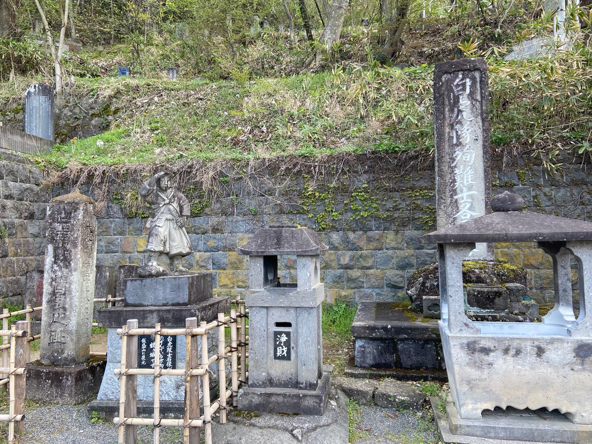 LBear0418's tweet photo. 山川浩の歌集『さくら山集』より一首

白虎隊の殉難を弔ふ
千歳へて此（この）石ふみ（碑）は朽ぬとも　朽ぬは人の名にこそ有けれ https://t.co/gMJOrAT8ZY