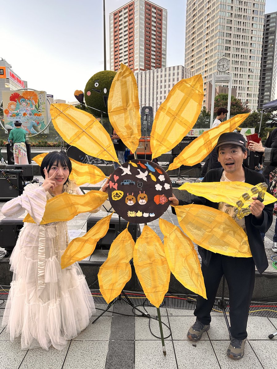 tavito_net's tweet photo. 浜松駅前が爆音に包まれた、お花畑フェス。

主催の大山さんが運営するフリースクールの子供たち、職員さん、一丸となっての素敵な場作りで、揶揄のために使われがちな「お花畑」という言葉が反転し、凛々しく咲き誇る命になった。💐

皆さんが手作りした花のオブジェの前で、友、春ねむりと。 https://t.co/yMZua9S9ow