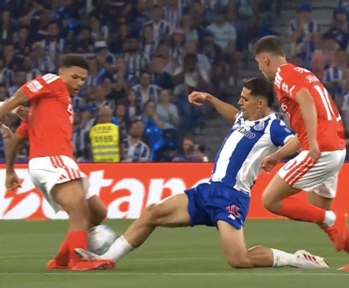 BARCPT1904's tweet photo. Gabri Veiga pisa Hjulmand, pisa Bah e nunca vê vermelho — dois lances gravíssimos, sempre com o mesmo árbitro: Miguel Nogueira. Uma impunidade que já não passa despercebida. https://t.co/j2tIybLVys