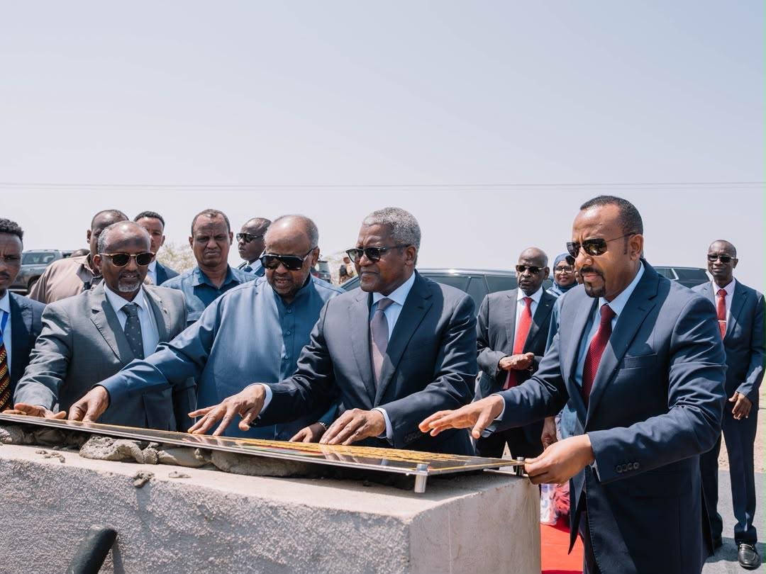 ETEmbassyJIB's tweet photo. H.E. PM Abiy Ahmed announced a major strategic inv’t connecting Damerjog &amp; Dewele through a new refined petroleum products pipeline, developed by @EIHEthiopia &amp; Dangote Group. The project will reduce logistics costs, strengthen energy security, &amp; enhance regional integration.🇪🇹🇩🇯 https://t.co/uzNWiWH5JG
