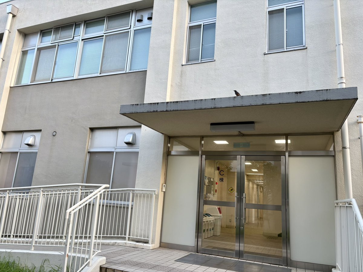Nielsensaikoooo's tweet photo. 斉田先生＆坂東先生〜✨
所用で訪れましたが、建物内部がちょっと綺麗になった以外は何も変わらずで、懐かしさいっぱいでした！ https://t.co/72F2lL4PiA