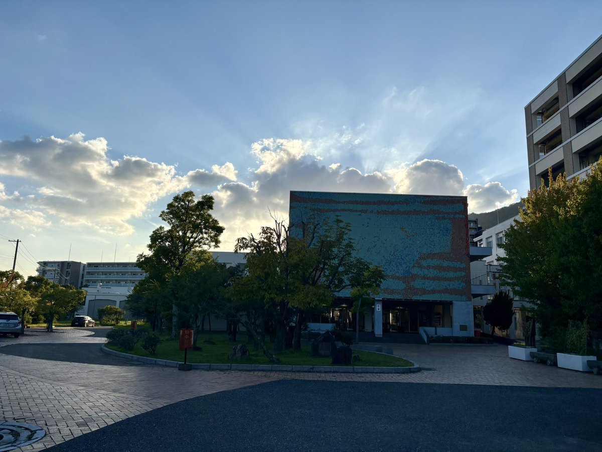 Nielsensaikoooo's tweet photo. 斉田先生＆坂東先生〜✨
所用で訪れましたが、建物内部がちょっと綺麗になった以外は何も変わらずで、懐かしさいっぱいでした！ https://t.co/72F2lL4PiA