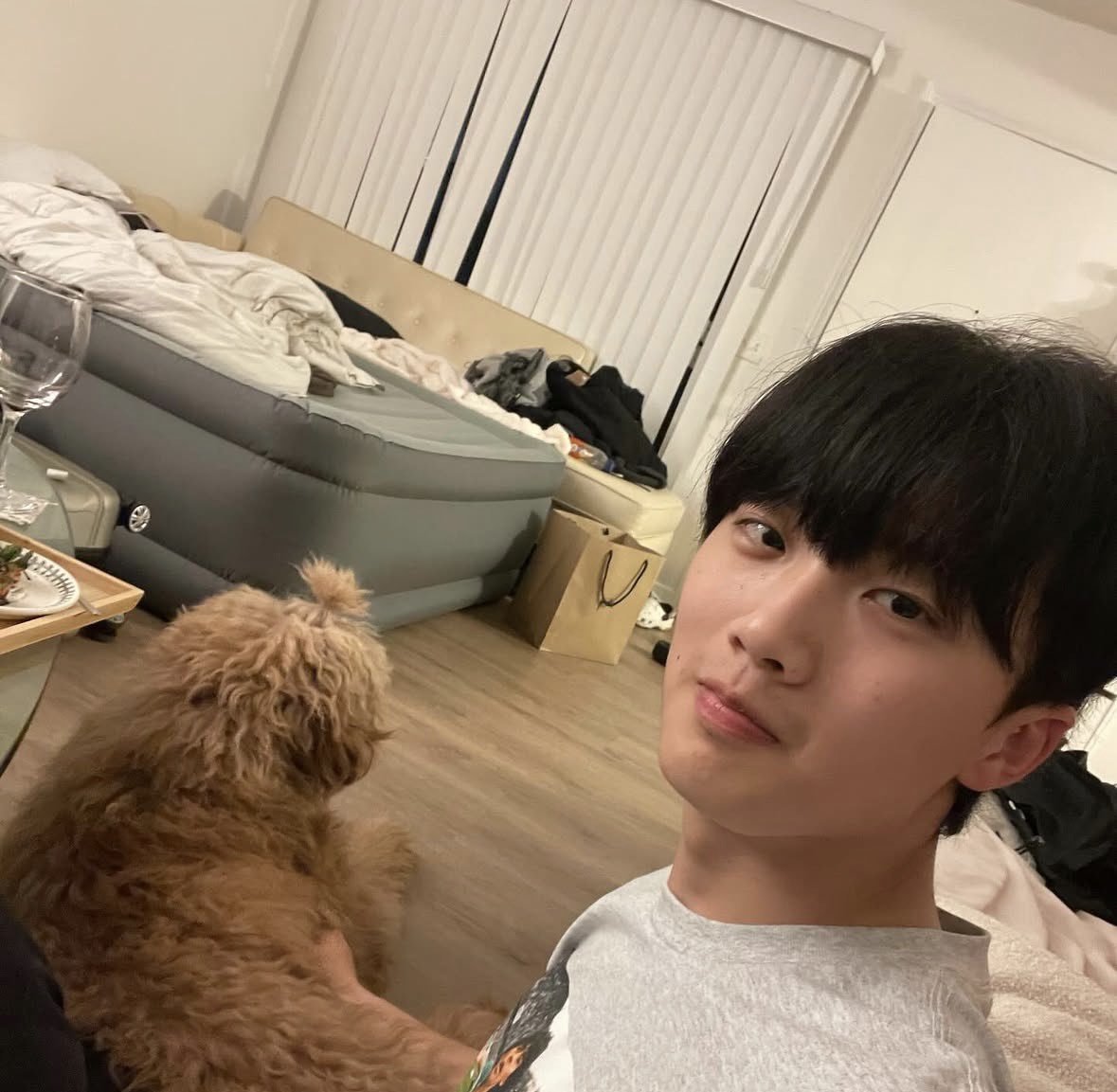 Kilikimili's tweet photo. 이 사진 완전
아장아장걸어다니던사촌동생이갑자기남자가되어서추석에나타난사진같음..
근데하는행동은깨송편안먹고꿀송편먹는초딩인.. https://t.co/0b7unD7MCq