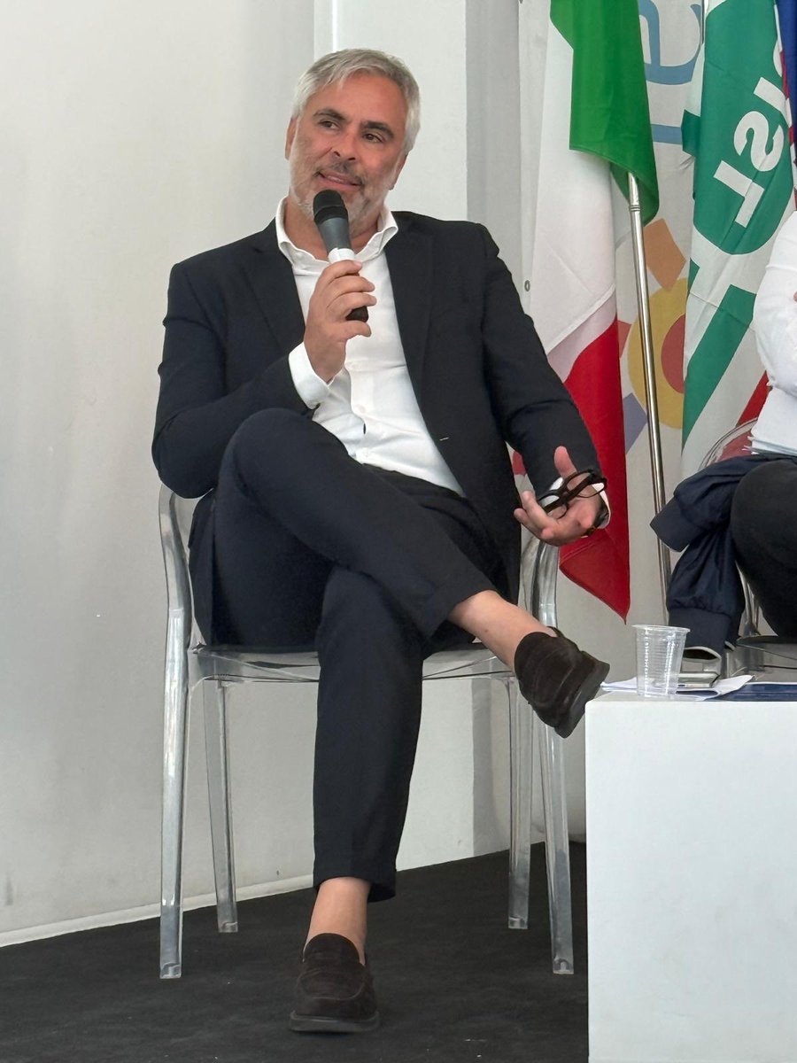 FemcaCISL's tweet photo. 👥#Rappresentare significa esserci, costruire #tutele e non lasciare indietro nessuno.

📣Alla due giorni #FeLSA CISL “𝐈𝐥 𝐃𝐞𝐥𝐞𝐠𝐚𝐭𝐨, 𝐜𝐮𝐨𝐫𝐞 𝐝𝐞𝐥𝐥𝐚 𝐅𝐞𝐋𝐒𝐀”, il Segretario Generale #Femca CISL #𝐒𝐞𝐛𝐚𝐬𝐭𝐢𝐚𝐧𝐨𝐓𝐫𝐢𝐩𝐨𝐥𝐢 ha ribadito il valore della collaborazione tra Femca e FeLSA, della #continuitàassociativa e del ruolo fondamentale delle delegate e dei delegati.

🙋🏻‍♂️🙋🏼Dietro ogni iscritto c’è una persona, con la propria storia, le proprie #competenze, i sacrifici e l’appartenenza a una grande comunità. Un patrimonio che va valorizzato e fatto crescere insieme.

🎯Per Tripoli “𝑞𝑢𝑒𝑠𝑡𝑎 𝑠𝑖𝑛𝑒𝑟𝑔𝑖𝑎 𝑑𝑒𝑣𝑒 𝑡𝑟𝑎𝑑𝑢𝑟𝑠𝑖 𝑖𝑛 𝑎𝑧𝑖𝑜𝑛𝑖 𝑐𝑜𝑛𝑐𝑟𝑒𝑡𝑒 𝑛𝑒𝑖 𝑙𝑢𝑜𝑔ℎ𝑖 𝑑𝑖 𝑙𝑎𝑣𝑜𝑟𝑜, 𝑎𝑡𝑡𝑟𝑎𝑣𝑒𝑟𝑠𝑜 𝑙𝑎 #𝑐𝑜𝑛𝑡𝑟𝑎𝑡𝑡𝑎𝑧𝑖𝑜𝑛𝑒, 𝑝𝑒𝑟 𝑔𝑎𝑟𝑎𝑛𝑡𝑖𝑟𝑒 𝑝𝑎𝑟𝑖 #𝑑𝑖𝑔𝑛𝑖𝑡𝑎̀ 𝑒 #𝑝𝑎𝑟𝑖𝑡𝑎̀ 𝑑𝑖 𝑡𝑟𝑎𝑡𝑡𝑎𝑚𝑒𝑛𝑡𝑜 𝑡𝑟𝑎 𝑙𝑎𝑣𝑜𝑟𝑎𝑡𝑜𝑟𝑖 𝑑𝑖𝑟𝑒𝑡𝑡𝑖 𝑒 𝑠𝑜𝑚𝑚𝑖𝑛𝑖𝑠𝑡𝑟𝑎𝑡𝑖. 𝐸 𝑖𝑙 𝑣𝑎𝑙𝑜𝑟𝑒 𝑑𝑒𝑙𝑙𝑎 #𝑟𝑎𝑝𝑝𝑟𝑒𝑠𝑒𝑛𝑡𝑎𝑛𝑧𝑎 𝑙𝑜 𝑎𝑏𝑏𝑖𝑎𝑚𝑜 𝑣𝑖𝑠𝑡𝑜 𝑎𝑛𝑐ℎ𝑒 𝑛𝑒𝑖 𝑚𝑜𝑚𝑒𝑛𝑡𝑖 𝑝𝑖𝑢̀ 𝑑𝑖𝑓𝑓𝑖𝑐𝑖𝑙𝑖. 𝐷𝑢𝑟𝑎𝑛𝑡𝑒 𝑖𝑙 #𝐶𝑜𝑣𝑖𝑑, 𝑑𝑒𝑙𝑒𝑔𝑎𝑡𝑒 𝑒 𝑑𝑒𝑙𝑒𝑔𝑎𝑡𝑖 𝑠𝑜𝑛𝑜 𝑠𝑡𝑎𝑡𝑖 𝑠𝑝𝑒𝑠𝑠𝑜 𝑎𝑡𝑡𝑜𝑟𝑖 𝑠𝑖𝑙𝑒𝑛𝑧𝑖𝑜𝑠𝑖, 𝑡𝑟𝑜𝑝𝑝𝑜 𝑠𝑝𝑒𝑠𝑠𝑜 𝑖𝑛𝑣𝑖𝑠𝑖𝑏𝑖𝑙𝑖, 𝑚𝑎 𝑑𝑒𝑡𝑒𝑟𝑚𝑖𝑛𝑎𝑛𝑡𝑖 𝑝𝑒𝑟𝑐ℎ𝑒́ 𝑖𝑙 𝑃𝑎𝑒𝑠𝑒 𝑛𝑜𝑛 𝑠𝑖 𝑓𝑒𝑟𝑚𝑎𝑠𝑠𝑒”.

💪 “𝐶𝑖𝑜̀ 𝑐ℎ𝑒 𝑚𝑜𝑡𝑖𝑣𝑎 𝑙𝑎 𝑛𝑜𝑠𝑡𝑟𝑎 𝑎𝑧𝑖𝑜𝑛𝑒 𝑠𝑖𝑛𝑑𝑎𝑐𝑎𝑙𝑒 – ℎ𝑎 𝑎𝑓𝑓𝑒𝑟𝑚𝑎𝑡𝑜 𝑖𝑙 𝑆𝑒𝑔𝑟𝑒𝑡𝑎𝑟𝑖𝑜 𝐺𝑒𝑛𝑒𝑟𝑎𝑙𝑒 - 𝑒̀ 𝑎𝑛𝑐ℎ𝑒 𝑙’𝑎𝑚𝑚𝑖𝑟𝑎𝑧𝑖𝑜𝑛𝑒 𝑝𝑒𝑟 𝑐ℎ𝑖, 𝑝𝑟𝑖𝑚𝑎 𝑑𝑖 𝑛𝑜𝑖 𝑒 𝑎𝑐𝑐𝑎𝑛𝑡𝑜 𝑎 𝑛𝑜𝑖, ℎ𝑎 𝑠𝑐𝑒𝑙𝑡𝑜 𝑑𝑖 𝑚𝑒𝑡𝑡𝑒𝑟𝑐𝑖 𝑙𝑎 𝑓𝑎𝑐𝑐𝑖𝑎, 𝑑𝑒𝑑𝑖𝑐𝑎𝑛𝑑𝑜 𝑡𝑒𝑚𝑝𝑜, 𝑒𝑛𝑒𝑟𝑔𝑖𝑒 𝑒 𝑝𝑎𝑠𝑠𝑖𝑜𝑛𝑒 𝑎𝑙𝑙𝑎 𝑡𝑢𝑡𝑒𝑙𝑎 𝑑𝑒𝑙𝑙𝑒 𝑙𝑎𝑣𝑜𝑟𝑎𝑡𝑟𝑖𝑐𝑖 𝑒 𝑑𝑒𝑖 𝑙𝑎𝑣𝑜𝑟𝑎𝑡𝑜𝑟𝑖. 𝐸̀ 𝑞𝑢𝑒𝑠𝑡𝑜 𝑖𝑙 𝑠𝑖𝑛𝑑𝑎𝑐𝑎𝑡𝑜 𝑐ℎ𝑒 𝑣𝑜𝑔𝑙𝑖𝑎𝑚𝑜: 𝑝𝑟𝑒𝑠𝑒𝑛𝑡𝑒, 𝑐𝑜𝑛𝑐𝑟𝑒𝑡𝑜, 𝑐𝑎𝑝𝑎𝑐𝑒 𝑑𝑖 𝑢𝑛𝑖𝑟𝑒 𝑒𝑠𝑝𝑒𝑟𝑖𝑒𝑛𝑧𝑒 𝑑𝑖𝑣𝑒𝑟𝑠𝑒 𝑒 𝑡𝑟𝑎𝑠𝑓𝑜𝑟𝑚𝑎𝑟𝑙𝑒 𝑖𝑛 𝑝𝑖𝑢̀ 𝑓𝑜𝑟𝑧𝑎 𝑝𝑒𝑟 𝑙𝑒 #𝑝𝑒𝑟𝑠𝑜𝑛𝑒”.

🟢Femca e FeLSA insieme: più rappresentanza, più dignità, più tutele.

#FemcaCisl #FemcaCislMarche #FeLSACisl #Cisl #Delegati #Contrattazione #Lavoro 
🌱#essereFemca #essereCisl
