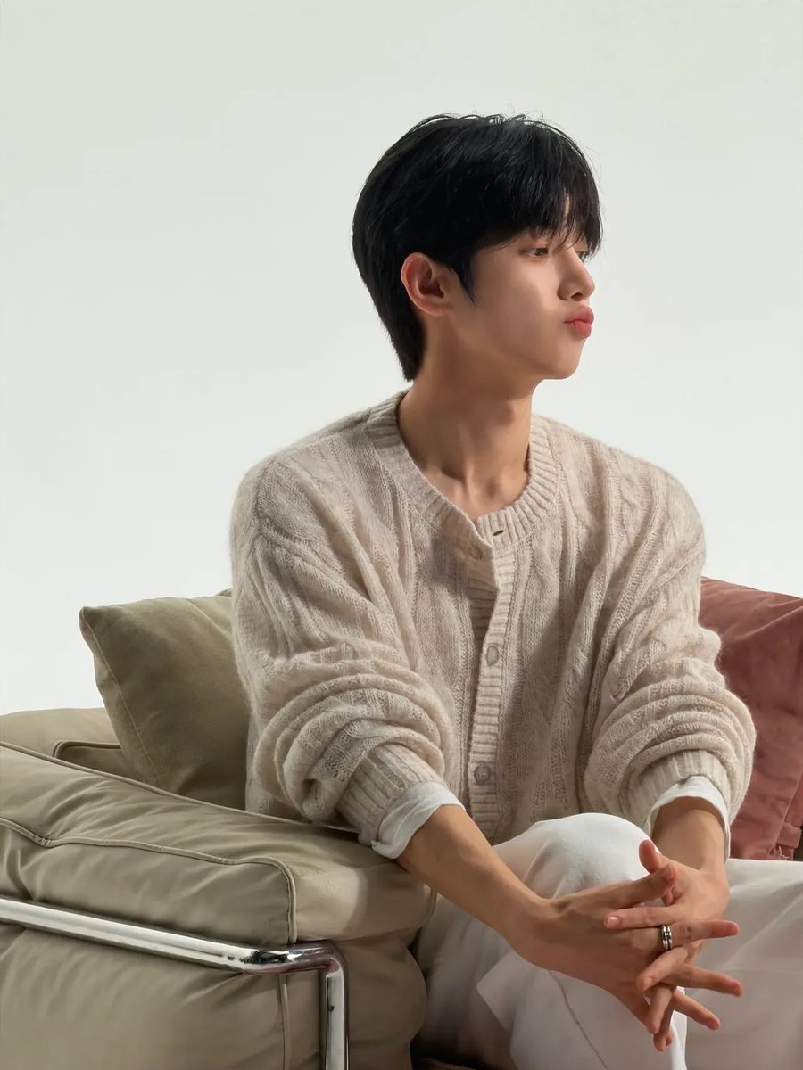 bling_ww's tweet photo. Hóng những khung hình đầu tiên của Park Siwoo tại Marni 📸🐰

PARK SIWOO AT MARNI MFWSS27

#PARKSIWOOxMARNI #PARKSIWOOxMARNIFWSS27 #PARKSIWOO #박시우 https://t.co/6wejRH2AdY