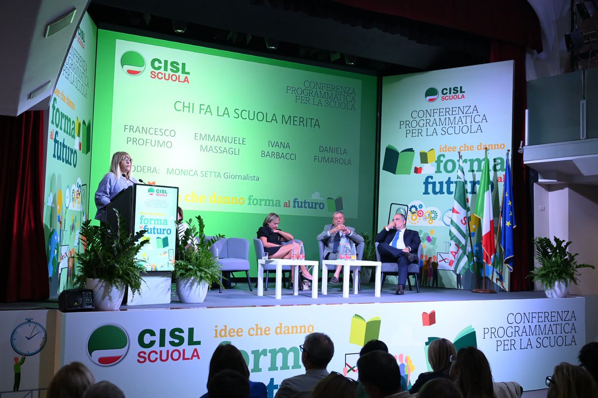 CislNazionale's tweet photo. #DanielaFumarola conclude la Conferenza programmatica della @cislscuola: «Quello che succede nelle nostre città lo abbiamo letto venerdì sui giornali: quell'atroce coltellata sferrata da un ragazzo di tredici anni mentre provava a trasmettere tutto in diretta su un canale social. Alla professoressa Isabella Marsilio va l'abbraccio di tutta la Cisl, ma la solidarietà non basta. Solitudine e marginalità covano una violenza che colpisce chi educa e cerca approvazione pubblica su uno schermo. È un fallimento che comincia prima della scuola, nella famiglia, e nei valori che le comunità educanti faticano sempre più a trasmettere.»
#Scuola #Formazione #Futuro #Cisl
