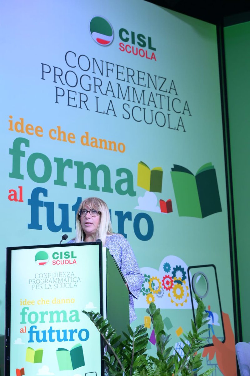 CislNazionale's tweet photo. #DanielaFumarola conclude la Conferenza programmatica della @cislscuola: «Quello che succede nelle nostre città lo abbiamo letto venerdì sui giornali: quell'atroce coltellata sferrata da un ragazzo di tredici anni mentre provava a trasmettere tutto in diretta su un canale social. Alla professoressa Isabella Marsilio va l'abbraccio di tutta la Cisl, ma la solidarietà non basta. Solitudine e marginalità covano una violenza che colpisce chi educa e cerca approvazione pubblica su uno schermo. È un fallimento che comincia prima della scuola, nella famiglia, e nei valori che le comunità educanti faticano sempre più a trasmettere.»
#Scuola #Formazione #Futuro #Cisl