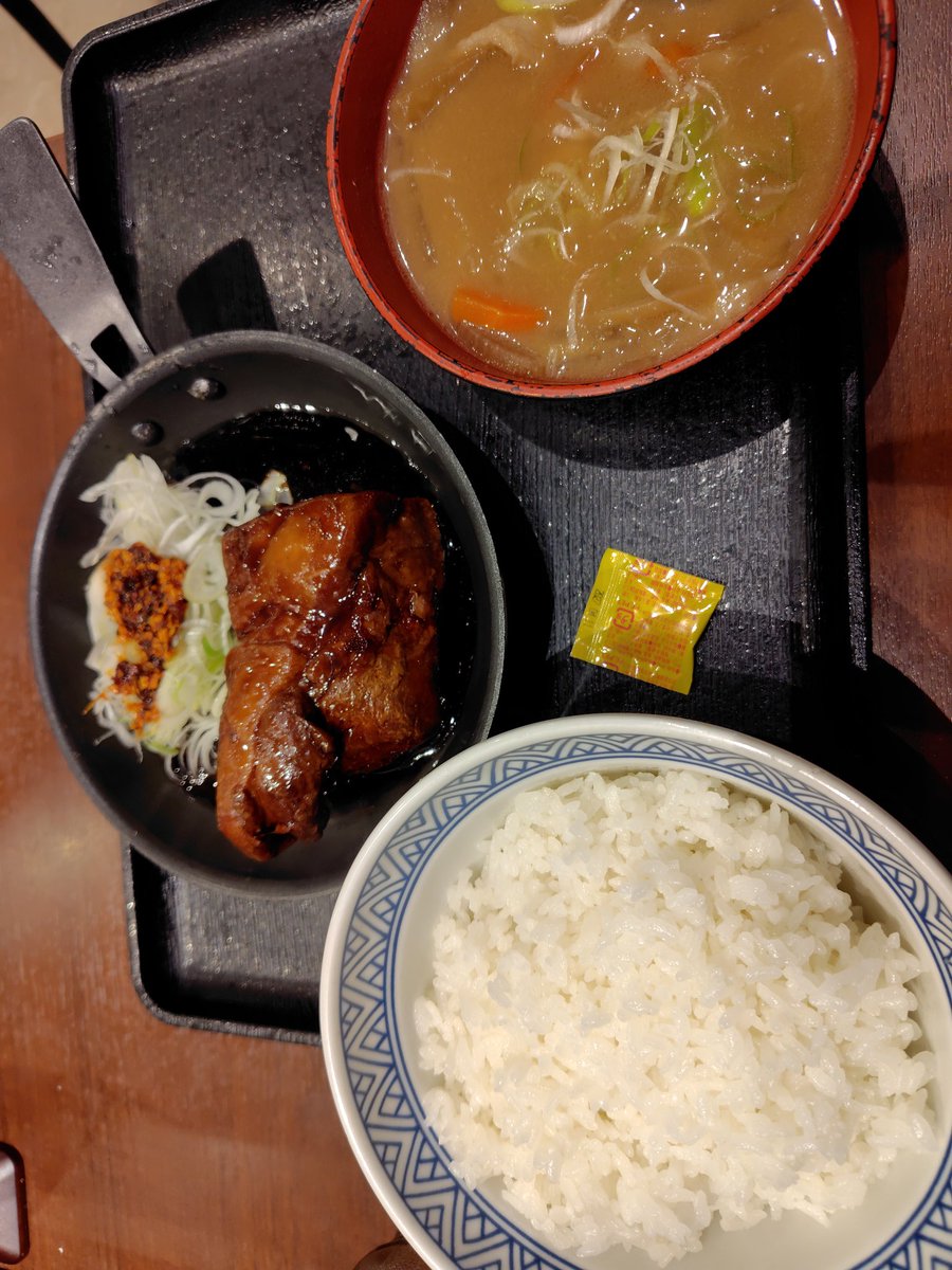 frozenPikachu's tweet photo. 吉野家の話題のやつ。角煮苦手なんだが、タレがピリ辛濃い味でふつーにおいしく食べれた https://t.co/gJ2zRUxLAZ