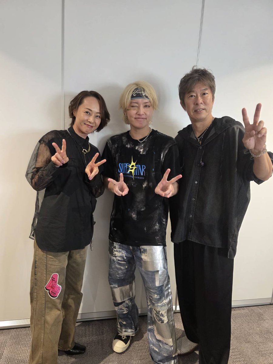 UtagokoroRie's tweet photo. 先日、｢手越祐也 LIVE TOUR 2026
SUPER STAR｣東京・Shibuya LOVEZ
観に行かせていただきました。

手越さんとは今年も黒フェスでお会いしました。
今回はソロ手越祐也さんのコンサート。
歌もダンスも演出もとっても楽しませてくれるステージでした✨
そしてファンの方へのファンサービスが素晴らしい♥️
ハニーちゃん達Happy❣️Happy❣️ですよね。最高だ～🥰
勉強になりました！

バンマスの橋本しんさんはデビュー前からの付き合いで、音楽の世界に導いてくれた一人でもあります。私にとっては恩人だし、優しく厳しく良いお兄ちゃん。

お疲れのところ挨拶の時間をいただき本当にありがとうございました。

ライブは本当に良いね！

#手越祐也
#SuperStar
#橋本しん
#歌心りえ
