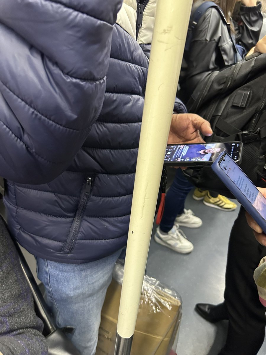 bipmmp's tweet photo. um cara vendo aqui no metrô indo trabalhar vamo caralho https://t.co/1ggsZrUwgS