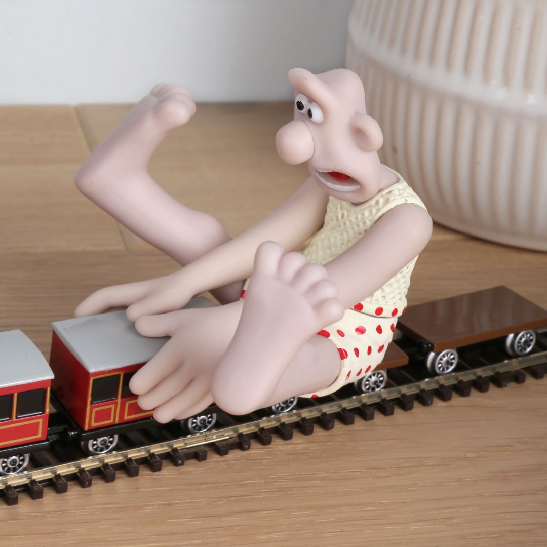 GromitUnleashed's tweet photo. Don’t worry, Gromit. I’m right behind you! 🚂💎🐧

Relive the drama of the chase scene from The Wrong Trousers with the Hornby train set. We’ve restocked this popular set for those who missed out last time. 👉 https://t.co/EWxE0P1nk0 https://t.co/QV6mbtBieA