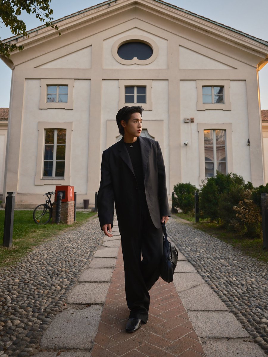epnewsonline's tweet photo. พาชมความหล่อของ "Billkin"  Gucci Brand Ambassador จากมิลาน รอชมแฟชั่นโชว์ Gucci คอลเล็กชั่น Spring - Summer 2027 ในวันศุกร์ที่ 25 กันยายน นี้ เวลา 19.00 น. ตามเวลาประเทศไทย

BILLKIN GLOWING IN MILAN
#GUCCISS27xBILLKIN
#BILLKINBAGUCCI
#GucciTheStoreShow
#Bbillkin #Gucci @gucci https://t.co/WnivUCFONA