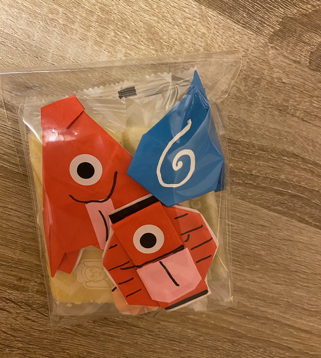 les_ailes_a3's tweet photo. こないだ折った折り紙と最近マイブームのお菓子を詰めてみた。
結構可愛いかも https://t.co/plKhSmERLg