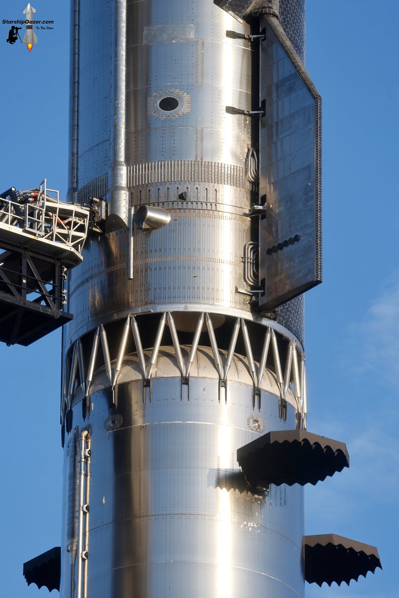 DimaZeniuk's tweet photo. Starship’s full stack for Flight 14 https://t.co/4ClaPO9SGC