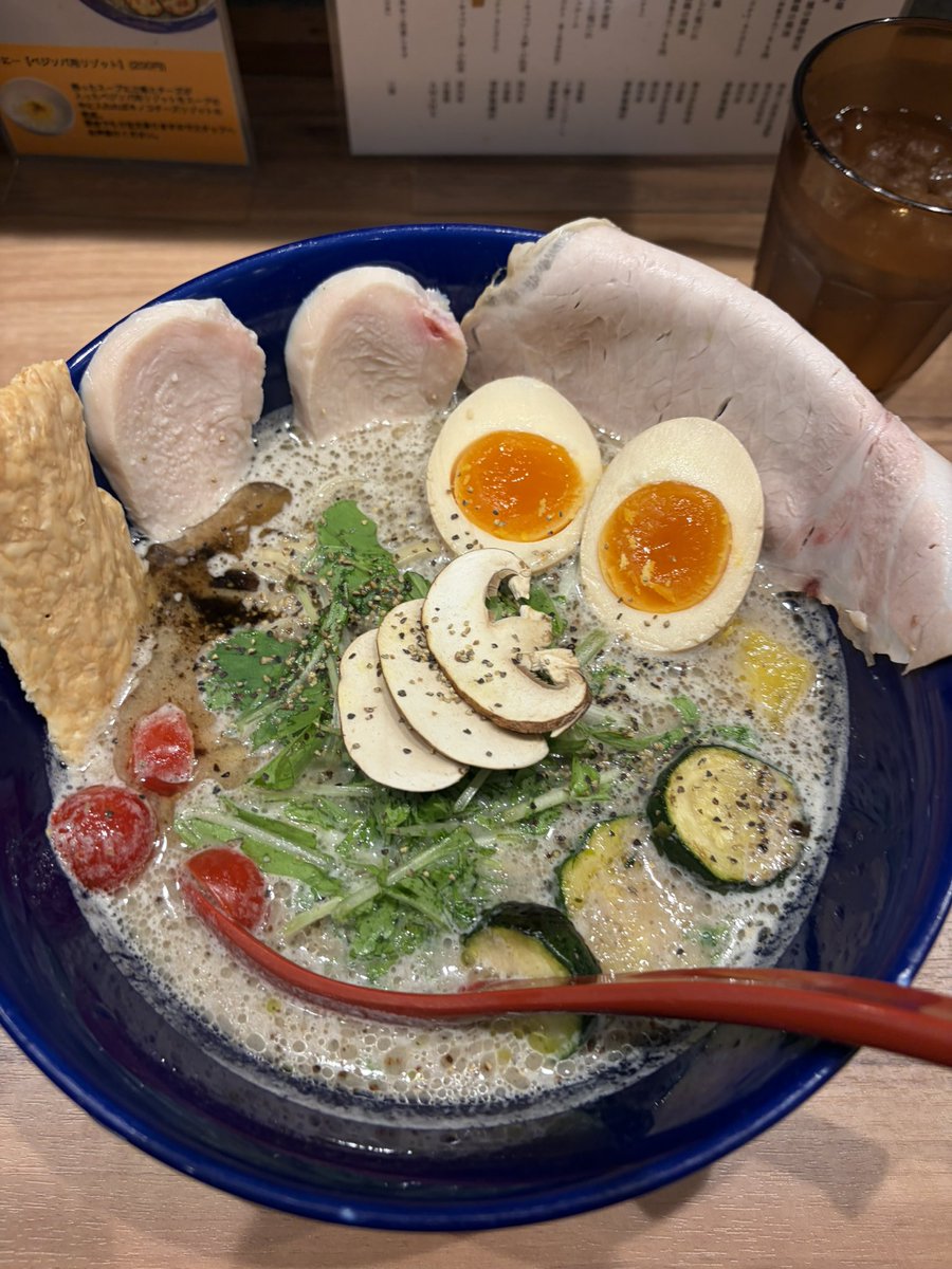 KAORU_kkkkk's tweet photo. オシャンティな
ラーメン食べてきた！
そらのいろ
特製キノコベジソバ https://t.co/nV3xqMSdg7