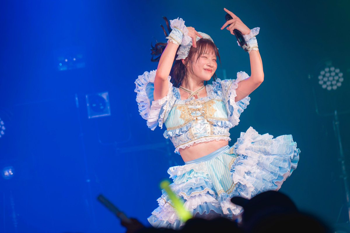 yuzuka__tebasen's tweet photo. 改めましてツアーファイナルありがとうございました❕

ほんとーーーにさいっこうに楽しかったです！！！！！！

みんなが最初から最後まで全力でぶつかってきてくれて
ほんとにテンションが上がりっぱなしでした！！

始まる前34+1曲ノンストップって未知の領域すぎて
不安も心配もあったけど、
ステージに上がると本当楽しくて幸せで
不安も心配もすぐ��吹き飛んだし
どんどん自分の中でボルテージが上がっていくのを感じました。

最後までずっと体が軽くて、声もめちゃくちゃでたし、でも一つ一つ丁寧に魂込めて届けられて、なんだか本当に覚醒してた✨！
本当あっという間で終わってからもまだ行ける！あと10曲は行ける！って感じだった！笑
自分の居場所はやっぱり、ステージなんだな、
天職だな、って
歌ってて踊っててすごくすごく感じました⟡.·

そんな風に思わせてくれるのも、
最初から最後まで自分の力を100%以上出せたのも
あなたが居てくれたからです
一人一人の笑顔も暖かい目も照らしてくれた水色の光も身につけてくれてる水色のTシャツ、タオル、愛のこもったコールも推しジャンも
ほんとーーーーーに胸が熱くなったしめちゃくちゃ力になったよ( ; ; )

一緒に限界を超えて伝説のライブ作ってくれてありがとう❕

今までの夏も凄く大切な思い出だし幸せだったけれど、
やっぱり今年は特別な夏でした。
人生過ごしてきた中で一番充実してたし、
少し存在意義を感じられたというか、自分はグループにとって少しでもプラスになってるのかな、と少し思えたりもしました。

去年人生で1番苦しい夏を過ごして
もうアイドルとして夏を迎えることはないだろうなと思っていたけれど
みんなが引き戻してくれたから
今年こんなに素敵な夏を過ごせ���した
本当に本当にありがとう

去年を知ってくれてる方、今年出会ってくれた方、
どの時代に出会ってくれた方も
一人一人、あなたと過ごせた今年の夏
どの思い出���幸せで大切で

そんな夏が終わってしまうんだーーーーって
実感してしまって
夏情気性からの夏、エンドロールで
めちゃくちゃ泣いてしまいました🥲

本当に
手羽センが、ステージが、歌が、表現することが、アイドルが
そしてみんなのことがだいだいだいすきです。

夏、ありがとう。