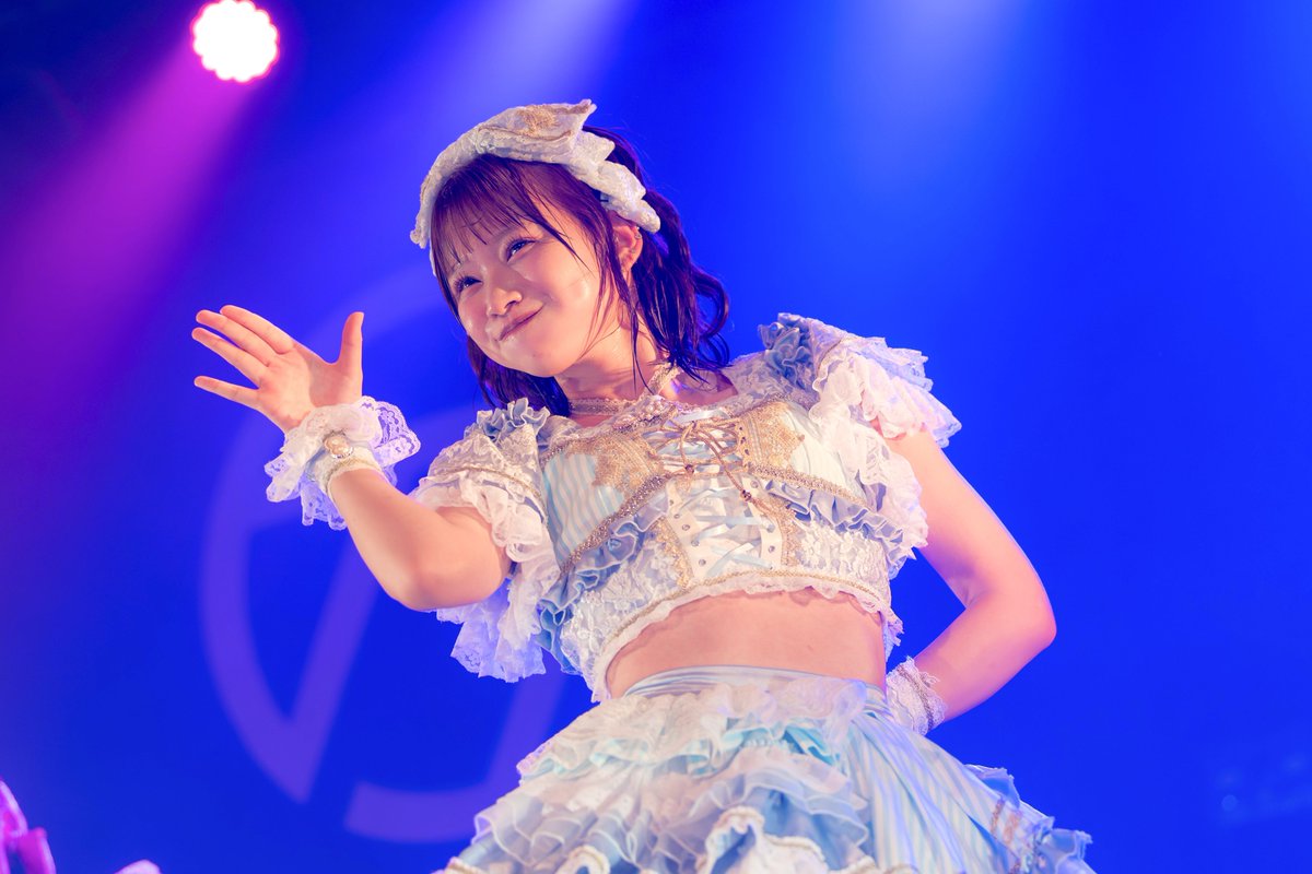 yuzuka__tebasen's tweet photo. 改めましてツアーファイナルありがとうございました❕

ほんとーーーにさいっこうに楽しかったです！！！！！！

みんなが最初から最後まで全力でぶつかってきてくれて
ほんとにテンションが上がりっぱなしでした！！

始まる前34+1曲ノンストップって未知の領域すぎて
不安も心配もあったけど、
ステージに上がると本当楽しくて幸せで
不安も心配もすぐ��吹き飛んだし
どんどん自分の中でボルテージが上がっていくのを感じました。

最後までずっと体が軽くて、声もめちゃくちゃでたし、でも一つ一つ丁寧に魂込めて届けられて、なんだか本当に覚醒してた✨！
本当あっという間で終わってからもまだ行ける！あと10曲は行ける！って感じだった！笑
自分の居場所はやっぱり、ステージなんだな、
天職だな、って
歌ってて踊っててすごくすごく感じました⟡.·

そんな風に思わせてくれるのも、
最初から最後まで自分の力を100%以上出せたのも
あなたが居てくれたからです
一人一人の笑顔も暖かい目も照らしてくれた水色の光も身につけてくれてる水色のTシャツ、タオル、愛のこもったコールも推しジャンも
ほんとーーーーーに胸が熱くなったしめちゃくちゃ力になったよ( ; ; )

一緒に限界を超えて伝説のライブ作ってくれてありがとう❕

今までの夏も凄く大切な思い出だし幸せだったけれど、
やっぱり今年は特別な夏でした。
人生過ごしてきた中で一番充実してたし、
少し存在意義を感じられたというか、自分はグループにとって少しでもプラスになってるのかな、と少し思えたりもしました。

去年人生で1番苦しい夏を過ごして
もうアイドルとして夏を迎えることはないだろうなと思っていたけれど
みんなが引き戻してくれたから
今年こんなに素敵な夏を過ごせ���した
本当に本当にありがとう

去年を知ってくれてる方、今年出会ってくれた方、
どの時代に出会ってくれた方も
一人一人、あなたと過ごせた今年の夏
どの思い出���幸せで大切で

そんな夏が終わってしまうんだーーーーって
実感してしまって
夏情気性からの夏、エンドロールで
めちゃくちゃ泣いてしまいました🥲

本当に
手羽センが、ステージが、歌が、表現することが、アイドルが
そしてみんなのことがだいだいだいすきです。

夏、ありがとう。