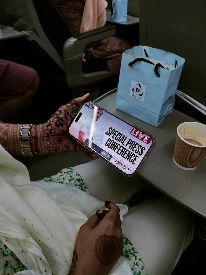 Control_Krishna's tweet photo. Mood of the Nation. 🔥😭

A woman on a train.
A farmer.
A shopkeeper.

Everywhere you look, people are waiting for Rahul Gandhi.

Crazy scenes across the country.

Never have I ever seen this kind of mahaul. 🔥 https://t.co/0OEgJdJfKo