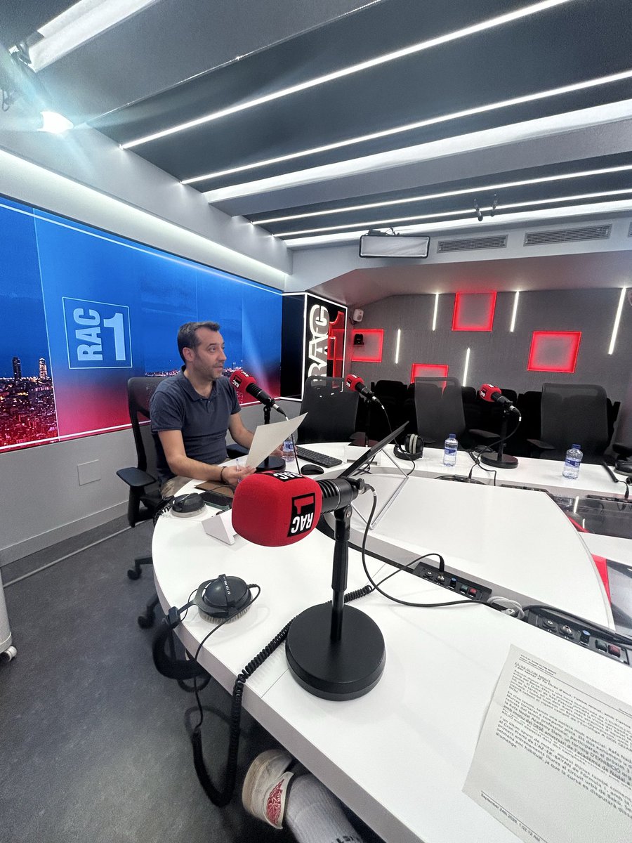 CarlosRoiger's tweet photo. Ahir va ser el meu últim dia de pràctiques a la redacció d’Esports de RAC1 i al Tu diràs.

Només puc donar les gràcies per tot l’aprenentatge, per l’equip humà i, sobretot, per haver-me fet sentir un més durant aquests mesos. Ha estat una etapa molt especial i de la qual m’emporto moltíssim. ❤️