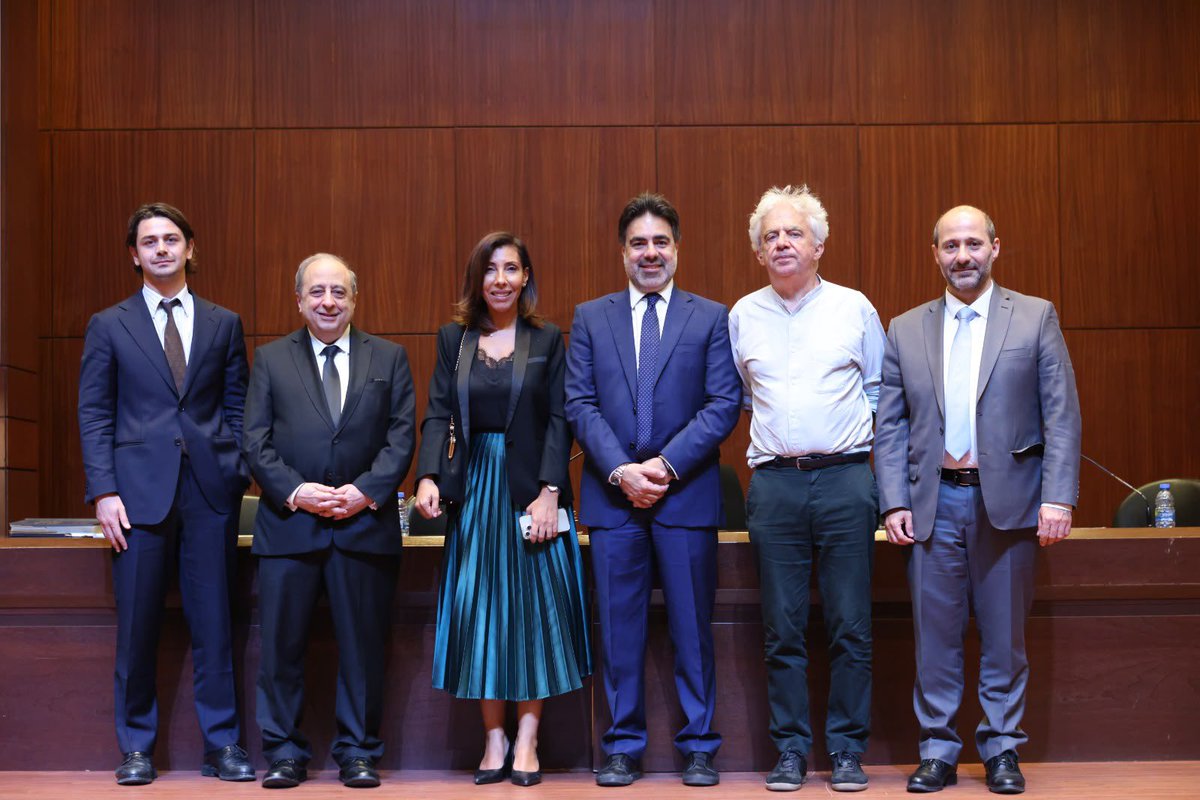 halime_el's tweet photo. من مشاركتي في ندوة «مكافحة الفساد في القطاعين العام والخاص بين الواقع والمرتجى» في نقابة المحامين في بيروت، بمشاركة المحامي إيلي شربشي، والمحامي الفرنسي ويليام بوردون، والمحامي والنائب السابق غسان مخيبر،
والمحامي الفرنسي نيكولا بوزين وبكلمة تقديمية لرئيس محاضرات التدرّج المحامي موريس الجميّل.

تناولت الندوة دور المحاماة والقضاء والتشريع في تعزيز النزاهة، ومواجهة تضارب المصالح، وترسيخ دولة القانون. فمكافحة الفساد مسؤولية مشتركة تتطلّب إرادة جدّية، ومؤسسات فاعلة، وتطبيقاً حقيقياً للقوانين يحمي حقوق الناس ويكرّس المساءلة.
@GhassanMkheibr