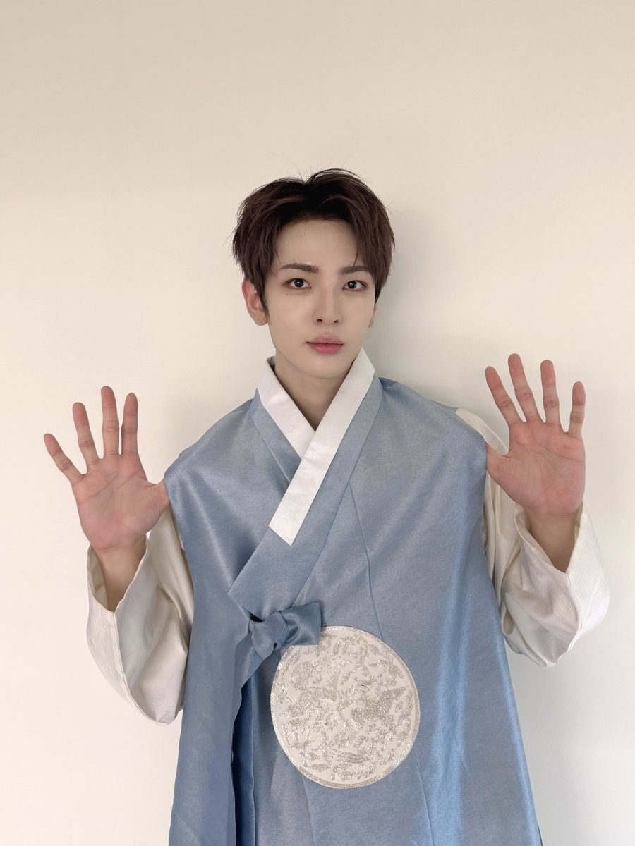 the_EPEX's tweet photo. [🎁]
이번 추석엔 이펙스가 먹은 명절 음식 따라 먹기🤙🏻💞

#EPEX #이펙스 #Eight_Apex #위시 #뮤 #아민 #백승 #에이든 #예왕 #제프 #2026추석 #한가위 https://t.co/eWtMg97QWm