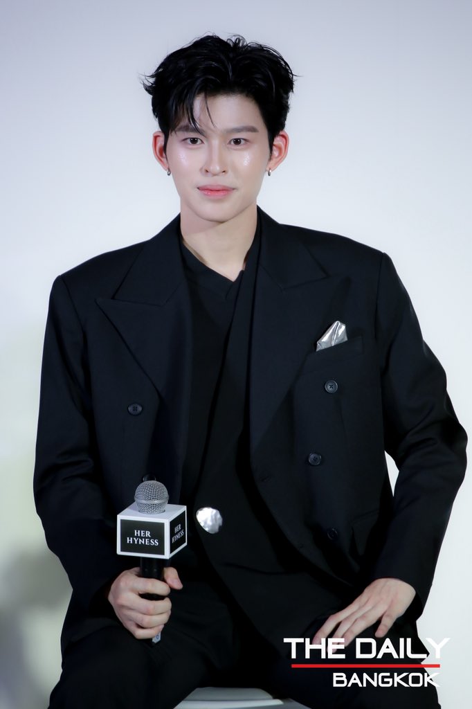 thedailybkk's tweet photo. หนุ่มหล่อหน้าใส  “ปอนด์ ณราวิชญ์” Brand Ambassador ชายคนแรก HER HYNESS ในงาน “THE SCIENCE AND SOUL BEHIND NO.1 MASK”

HER HYNESS WITH POND

#HerHynessNo1Mask 
#HerHynessxPond
#ppnaravit https://t.co/OAaoXw61Hb