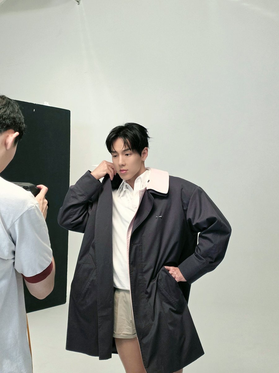son_aayo's tweet photo. 바지가 너무 짧아서 눈을 어디다 둬야할 지 모르겠고 훈장님처럼 바지 단도리하러 가야할것같은데 https://t.co/L2P4nfinp2