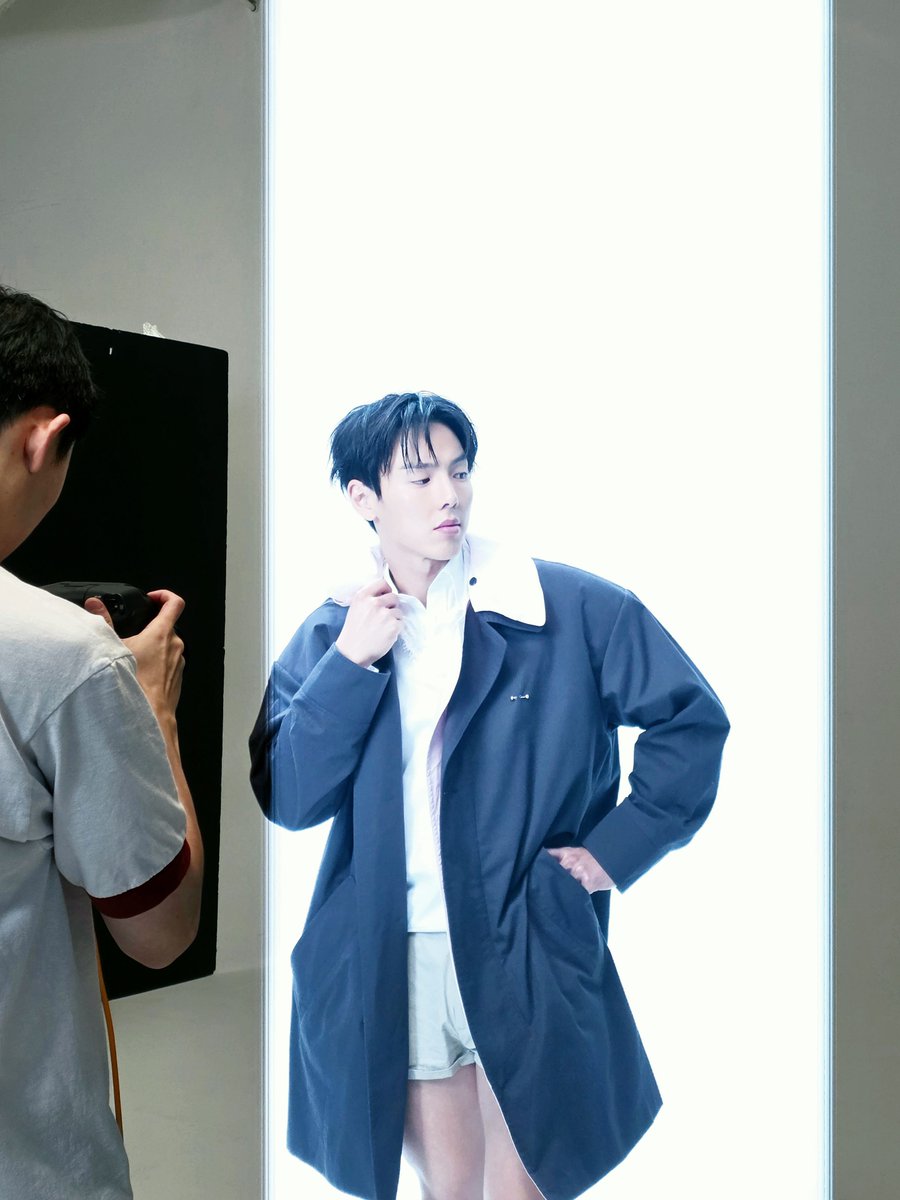 son_aayo's tweet photo. 바지가 너무 짧아서 눈을 어디다 둬야할 지 모르겠고 훈장님처럼 바지 단도리하러 가야할것같은데 https://t.co/L2P4nfinp2