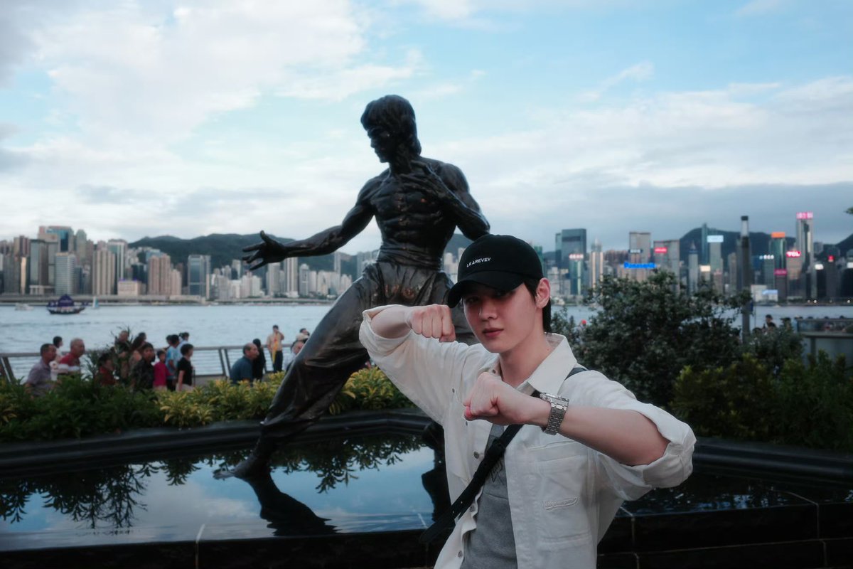 dazzle_0101KUN's tweet photo. 260924 쿤 웨이보 #쿤 #KUN 

假期快乐！😉#钱锟香港街拍挑战收获颇丰

🔗 https://t.co/C0q7Lut0R3 https://t.co/Sq3MYsxXYf