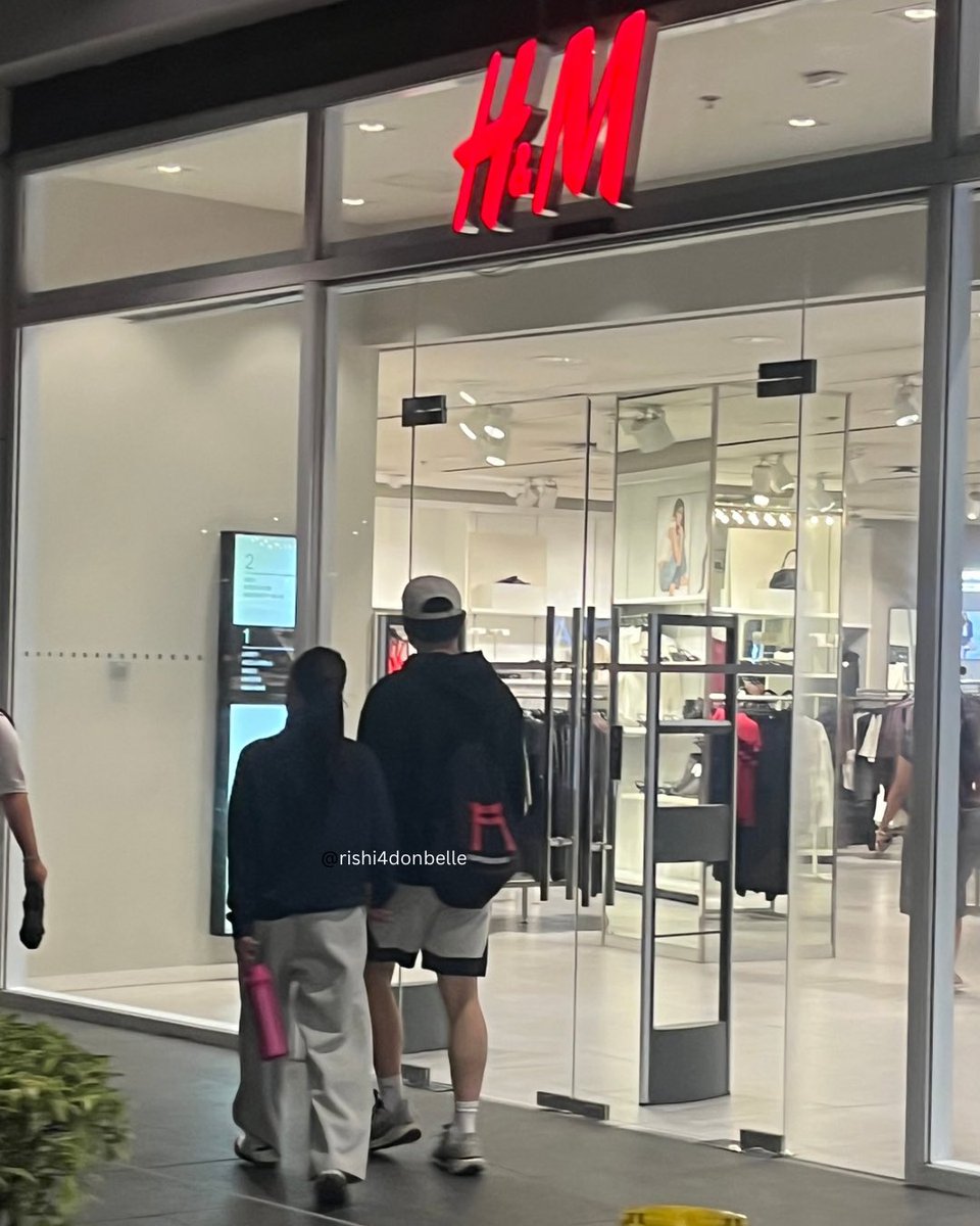 rishi4donbelle's tweet photo. not db related 💥 

just saw #azralph, holding hands while walking 😭 team real pala ang mga bebe ! 

hindi akk nakapag pic nang maayos since they’re kinda nagmamadali. 

SOBRANG GAGANDANG TAO JUSKOH ! https://t.co/0gGpBzsOn3