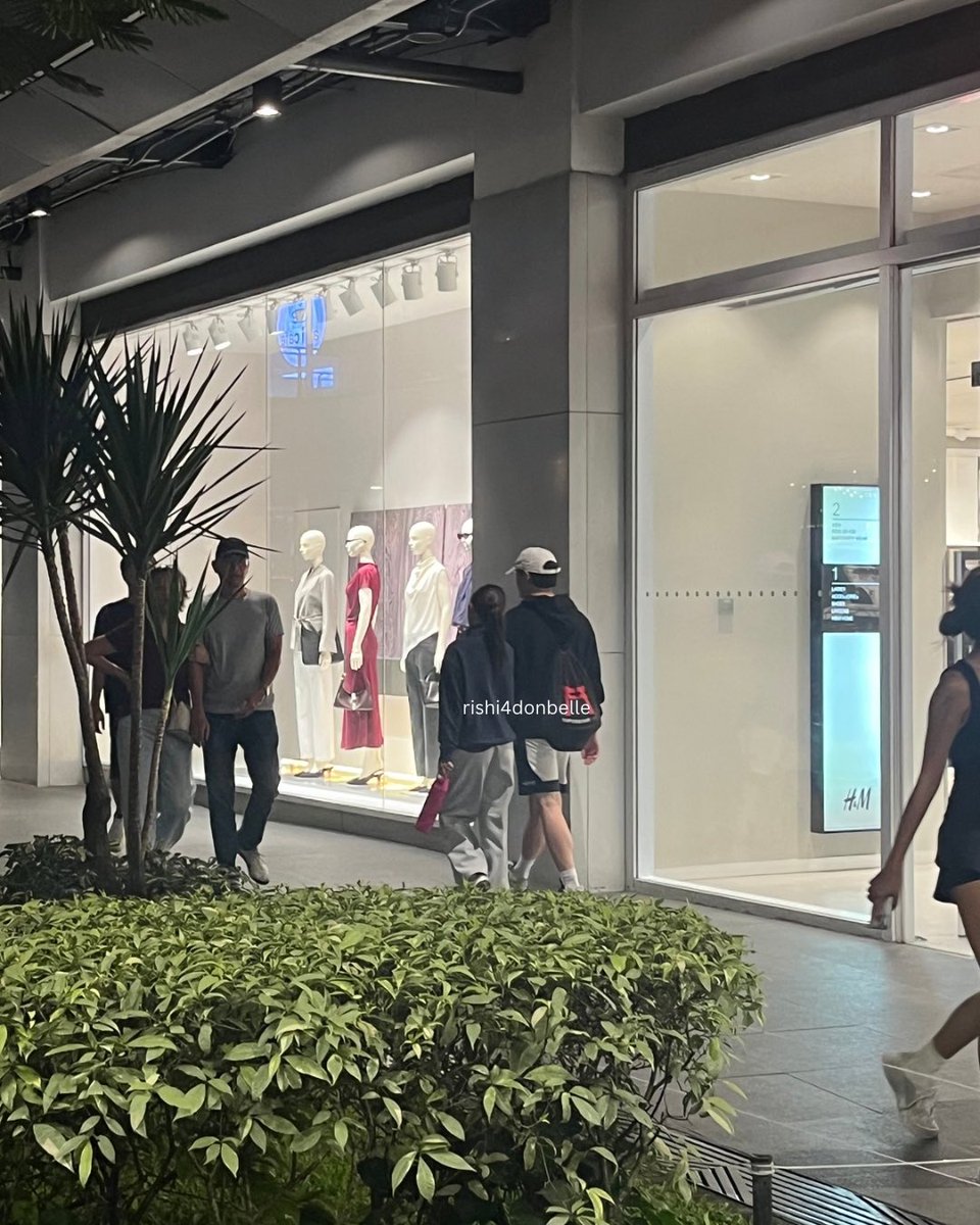 rishi4donbelle's tweet photo. not db related 💥 

just saw #azralph, holding hands while walking 😭 team real pala ang mga bebe ! 

hindi akk nakapag pic nang maayos since they’re kinda nagmamadali. 

SOBRANG GAGANDANG TAO JUSKOH ! https://t.co/0gGpBzsOn3