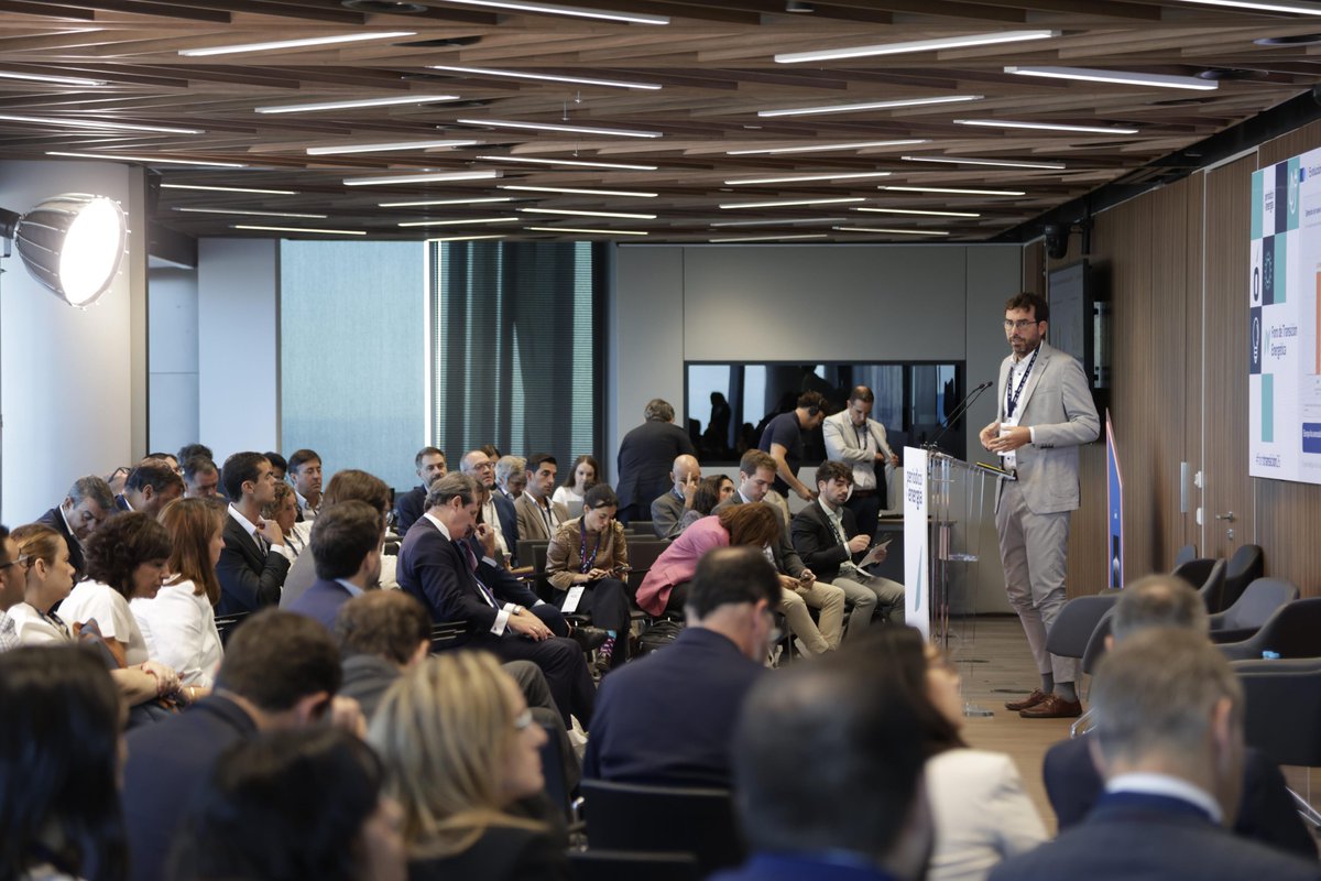 RedElectricaREE's tweet photo. Nuestro director de Desarrollo del Sistema, Miguel de la Torre, hoy en el #ForoTransicion26 de @Per_Energia explica el papel estratégico de las interconexiones eléctricas y señala 👇

🎙️ "Una de las principales ventajas que tienen las interconexiones está relacionada con el mercado interior de la energía y la competitividad, tanto del ecosistema europeo, como de nuestro país"

“Así, las interconexiones eléctricas son clave para avanzar en la descarbonización y la eficiencia: por cada euro que se invierte en Europa en ellas, la sociedad recupera dos euros”