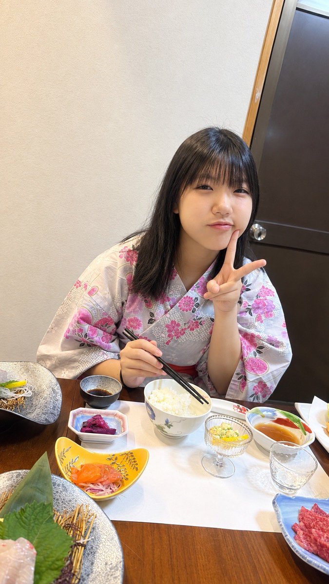 sara_or_tarako's tweet photo. 久しぶり！！
ママとパパ休みだったから温泉旅行いったよ😆
今年受験だからお勉強頑張るぞー！！ https://t.co/eG3VlL5sVS