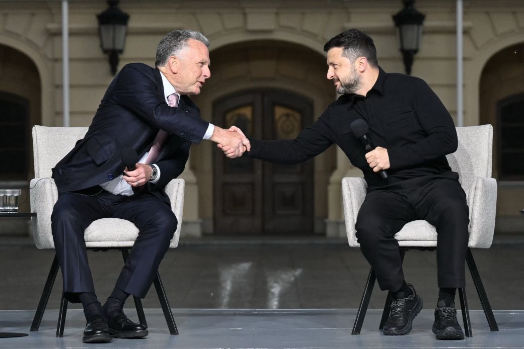 Maks_NAFO_FELLA's tweet photo. 🇺🇦🇺🇸 Axios: Zelensky said U.S. envoys Steve Witkoff and Jared Kushner returned from their September meeting with Putin optimistic that Moscow was ready for progress.

He recalled that the two told him:
“We think that Putin is ready.”

Zelensky responded:
“Look, I’m not sure.”

The U.S. envoys replied:
“No, we are close.”
