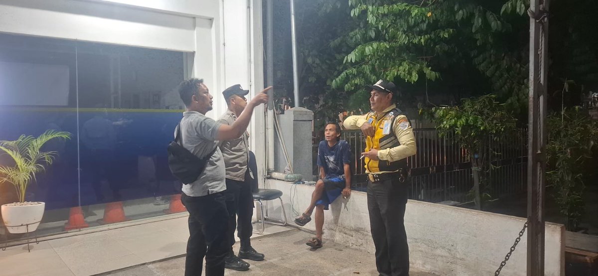 CikoSeltim's tweet photo. KRYD POLSEK CIREBON SELATAN TIMUR — CIPTA KONDISI HARKAMTIBMAS

Personel gabungan Polsek Cirebon Selatan Timur melaksanakan Kegiatan Rutin Yang Ditingkatkan (KRYD) dengan patroli kamtibmas secara dialogis dan preventif di sejumlah titik rawan kriminalitas https://t.co/NMmLRLlEVg