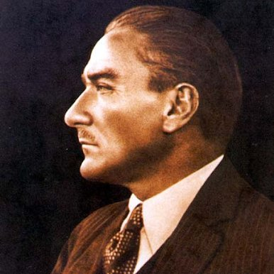 bosunatiklama's tweet photo. Hearts of Iron IV Oyun Direktörü Batya, açıklama yayınladı.

▬ Atatürk'ün, Türkiye Cumhuriyeti'nin kurucusu ve milletin babası olarak birçoğunuz için ne ifade ettiğini anlıyoruz. 

▬ Oyunlarımızın veya moderasyonumuzun herhangi bir tarihi şahsiyet hakkında yorum veya yargılama amacı taşımadığını ve bunun da bir istisna olmadığını açıklığa kavuşturmak istiyorum.

▬ Birçoğunuz son günlerde bu konu ve Discord kurallarımız ile tarihi profil resimlerinin moderasyonu hakkında bize yazdı: kurallarımızdan biri, gerçek hayattaki kişilerin profil resmi olarak kullanılmasıyla ilgilidir. 

▬ Bunun ardından gelen mesajlar ve tartışmalar, kurallarımızı nasıl uyguladığımız ve özellikle bunun eşit ve adil bir şekilde yapılıp yapılmadığı konusunda endişeler olduğunu açıkça ortaya koydu.

▬ Bu tartışmaların ardından, bu kuralın gözden geçirilmesi gerektiği ve tutarlı bir şekilde uygulanmadığı anlaşıldı. 

▬ Bu nedenle, kuralı, alınan önlemleri ve bu süre zarfında yapılan yasakları gözden geçirecek ve gerekli değişiklikleri yapacağız.