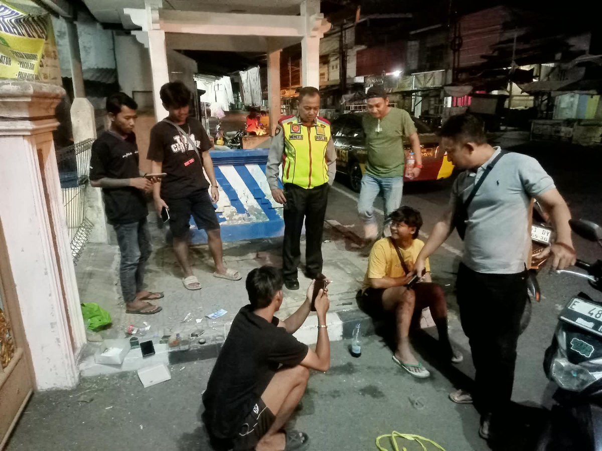 CikoSeltim's tweet photo. KRYD POLSEK CIREBON SELATAN TIMUR — CIPTA KONDISI HARKAMTIBMAS

Personel gabungan Polsek Cirebon Selatan Timur melaksanakan Kegiatan Rutin Yang Ditingkatkan (KRYD) dengan patroli kamtibmas secara dialogis dan preventif di sejumlah titik rawan kriminalitas https://t.co/NMmLRLlEVg