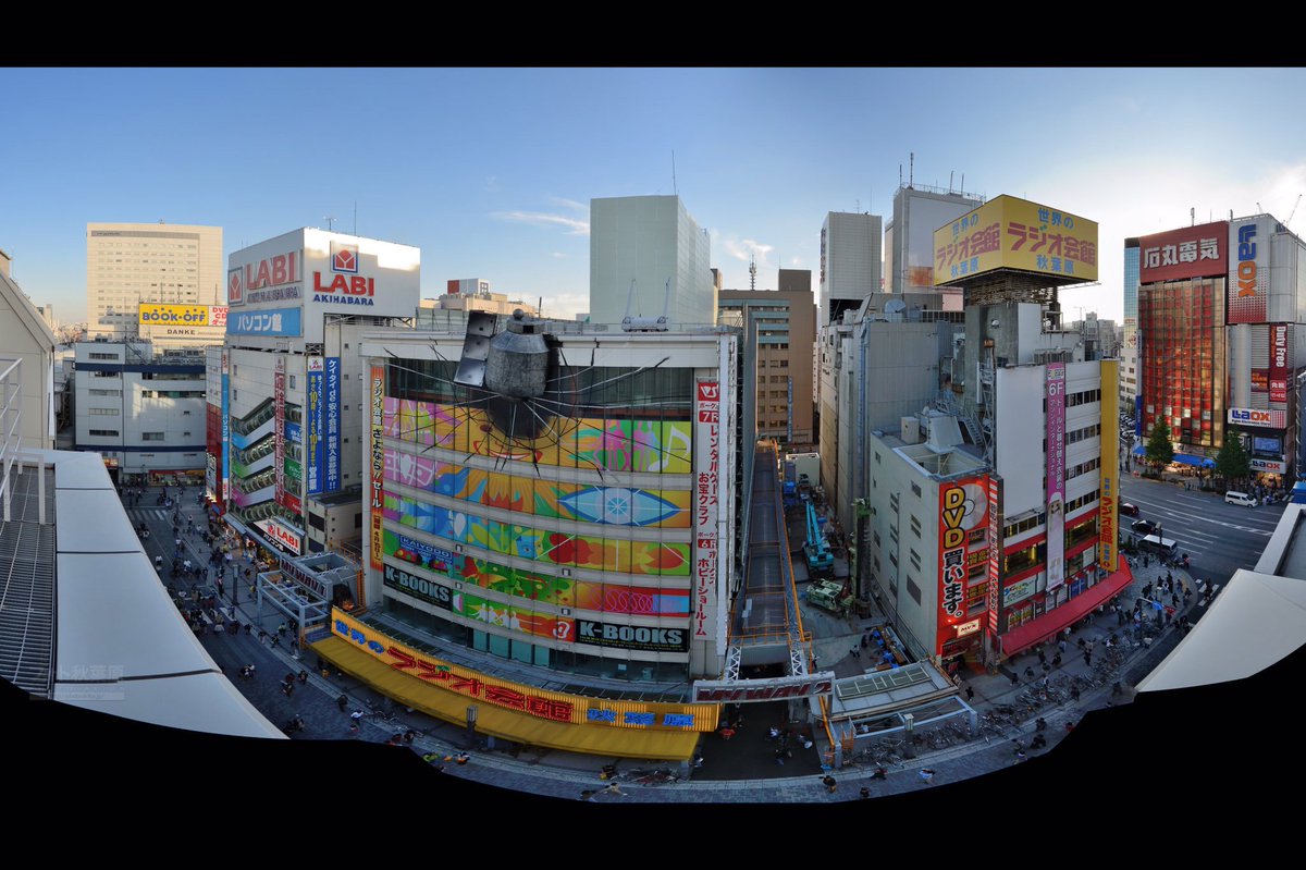PhotoAkiba's tweet photo. 『世界線が変わったあの日から…』

そういえば、建て替え前のラジオ会館に人工衛星らしき物体が設置され話題となった日から１５年です。
ほんの3日間ですが記憶に残る出来事でした。
アルバム→　https://t.co/ltdBhc6Ka6 https://t.co/s7Z6fko6A3