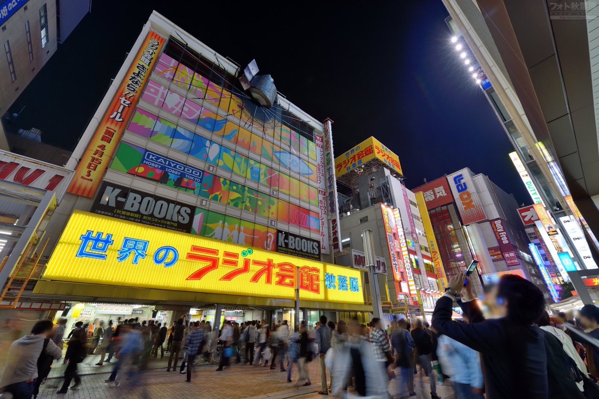 PhotoAkiba's tweet photo. 『世界線が変わったあの日から…』

そういえば、建て替え前のラジオ会館に人工衛星らしき物体が設置され話題となった日から１５年です。
ほんの3日間ですが記憶に残る出来事でした。
アルバム→　https://t.co/ltdBhc6Ka6 https://t.co/s7Z6fko6A3