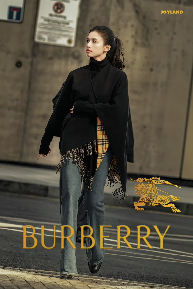 crbfvs's tweet photo. zhang jingyi's photos in london for burberry shared by her fansite, she looks so damn sophisticated and beautiful ✨ https://t.co/ab1p8PyKE1
