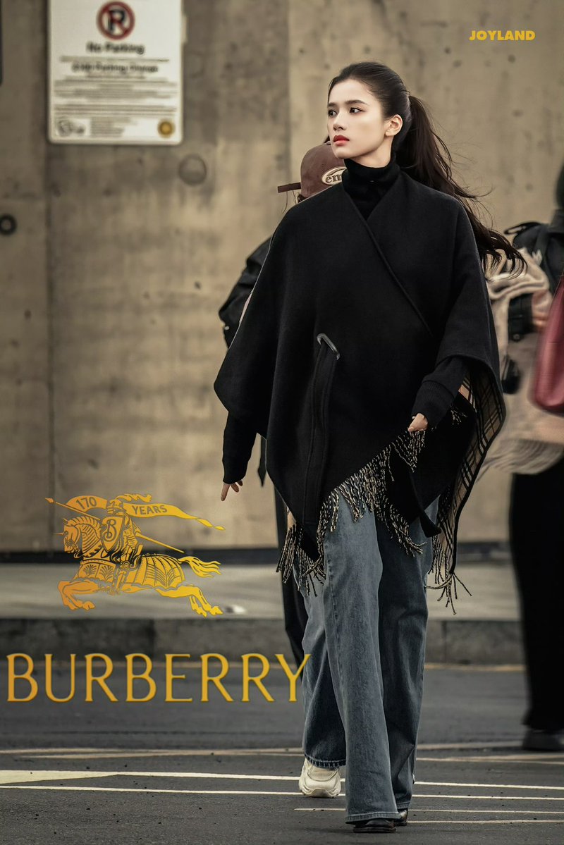 crbfvs's tweet photo. zhang jingyi's photos in london for burberry shared by her fansite, she looks so damn sophisticated and beautiful ✨ https://t.co/ab1p8PyKE1