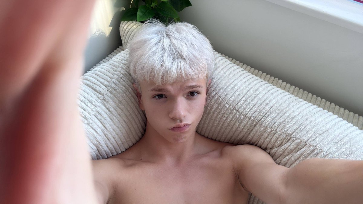 n0ahryder's tweet photo. describe me in 3 words https://t.co/fzAFuDgk5d