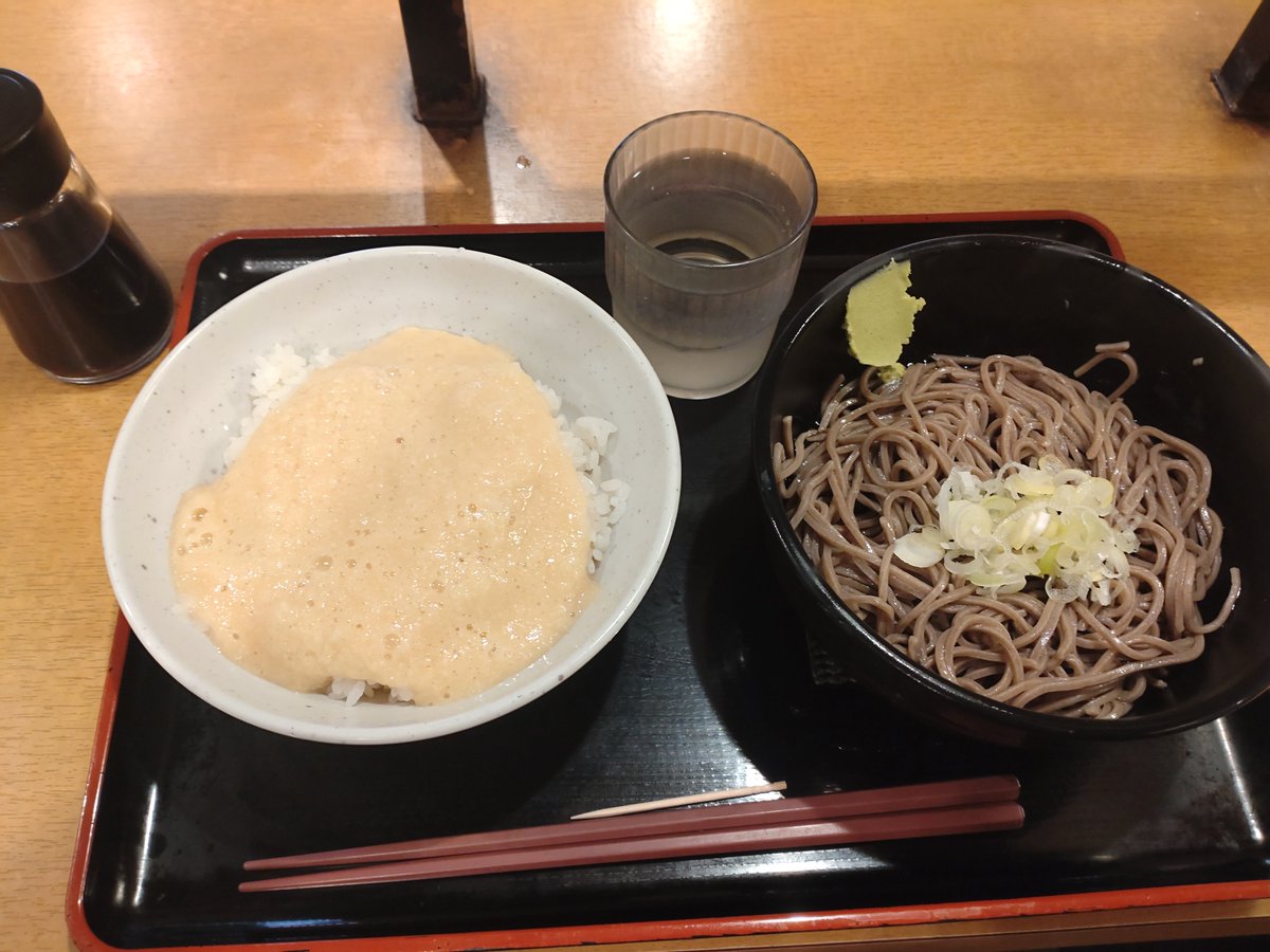 endo1maruhan's tweet photo. こんばんは♪
新宿東宝ビル店
エンドウです🫛
#感激取材

ヘルシｨなご飯を求めてよもだそばさんへ
とろろごはんとかけそばセット800円
超久しぶりにとろろ食べた気がします💦
今度はよもだカレー食べたいと思います🙋

アマプラでチェンソーマンレゼ篇配信中ですね
映画館で見れてないので楽しみです

新宿東宝ビル店🦖
明日9/25（金）も10時オープンです♪
ご来店お待ちしております🫛