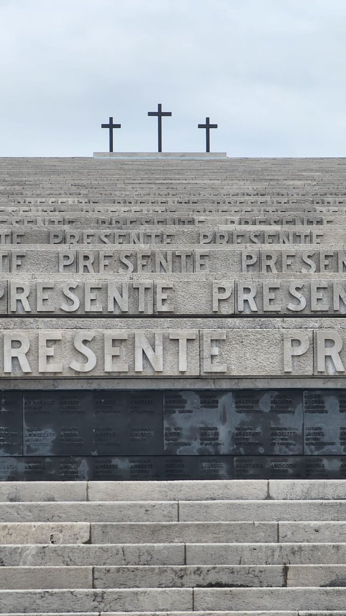 isabellarauti's tweet photo. 📍Fogliano di Redipuglia

⛪SACRARIO MILITARE DI #REDIPUGLIA

🪖 Il Sacrario Militare di Redipuglia abbraccia il ritorno alla Madre Patria delle urne di 32 militari italiani - rimasti ignoti - caduti sul #FronteIsonzo nella #1aGuerraMondiale. Un omaggio ad una memoria dinamica e ancora viva che diventa patrimonio ideale condiviso e ricordo storico da tramandare.

▶️ Commemorare chi ha combattuto sino all’estremo sacrificio è un impegno morale; conoscerele proprie radici ed il proprio passato rafforza la consapevolezza dell'identità nazionale e ci ricorda che abbiamo un debito di riconoscenza nei confronti di tutti i nostri #Caduti.

🇸🇮🇮🇹  I resti mortali - rinvenuti nel 2022 in territorio sloveno - sono stati rimpatriati grazie alla collaborazione tra le Autorità italiane e slovene. Un gesto di rispetto verso chi ha versato il proprio sangue per un’idea e per un ideale ed una conferma che popoli un tempo avversari  oggi possono essere insieme costruttori di pace.

▶️ L’Ufficio per la Tutela e la Cultura della Memoria della Difesa (UTCMD) è costantemente impegnato nella ricerca, nel recupero, nell'identificazione e nella restituzione delle spoglie alle famiglie dei Caduti. Un lavoro che trasforma il ricordo in dovere concreto perché dietro ogni Caduto c’è una famiglia, una persona, una storia ed il sacrificio non può restare vano.

⛪ Oggi #Redipuglia ha reso omaggio a Soldati italiani senza nome: i Sacrari Militari sono tutti Tempio di Storia ed è compito della #Difesa averne cura; anche questo impegno è servizio alla Nazione e fedeltà al Giuramento.

🪢 Custodire la memoria dei Caduti è una responsabilità morale ed un dovere; rinsalda il vincolo tra chi ci ha preceduti e gli Uomini e le Donne in uniforme che ogni giorno - in patria ed all'estero - si impegnano per costruire, mantenere e difendere la sicurezza del nostro Paese e i valori di libertà e di pace. Ieri come oggi. Oggi come ieri.

@GuidoCrosetto @MinisteroDifesa @SM_Difesa @Esercito @ItalianAirForce @ItalianNavy @_Carabinieri_ @ComuneGorizia @regioneFVGit @ProvGorizia @ana_web 

#AssociazioniCombattentistichedArma 
#Slovenia #Italia