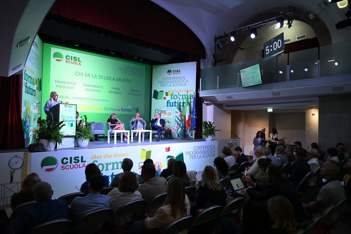 CislNazionale's tweet photo. #DanielaFumarola alla Conferenza programmatica della @cislscuola: «Una buona scuola si regge sul buon lavoro di chi la fa: tempo per progettare, comunità professionali stabili, formazione continua, responsabilità riconosciute, retribuzioni europee. Tutto questo ha un nome: contratto. La parte normativa che state negoziando all'Aran è una vera infrastruttura sociale che apre spazi di crescita a una professione troppo a lungo appiattita. Oggi tutti ripetono che il contratto va rilanciato. Pochi ricordano che, quando firmare i rinnovi pubblici costava insulti, la Cisl li ha firmati tutti, più di una volta da sola tra le grandi confederazioni. Il primo aprile la parte economica l'hanno sottoscritta tutte le sigle: la strada era quella giusta. Ci auguriamo che la lezione resti.»

#Scuola #Formazione #Futuro #Cisl