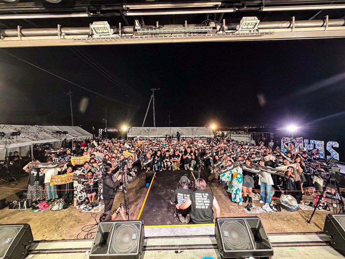 mamekozoudes's tweet photo. 茨城阿字ヶ浦2日間
充実して幸せな時間を皆さんと
仲間のみんなと過ごすことができました
ほんとにありがとうございました
CLOWN'S CROWN
でっけぇリスペクトと感謝です
これからも手を組んで良い景色と
良い時間を作っていきたいです
最高で最幸な夏でした
#MDJ #CLOWNSCROWN https://t.co/8ywIc7G5sW