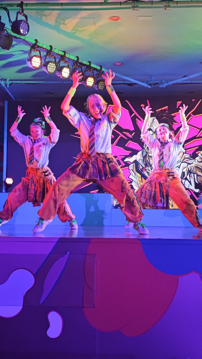 lifestyle_rika's tweet photo. クロミステージ、めちゃかっこよかった！
それでいて可愛いさもあるってずるくない？（笑）
#USJファン https://t.co/7bSD7RJktL